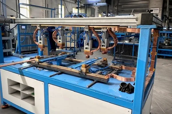 Kondanser Braket Kaynak Makinesi — TOYER Makine İmalatı ve Fabrika Alanı