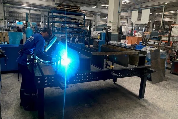 Makine Gövdesi Kaynak Jiginde — TOYER Makine İmalatı ve Fabrika Alanı